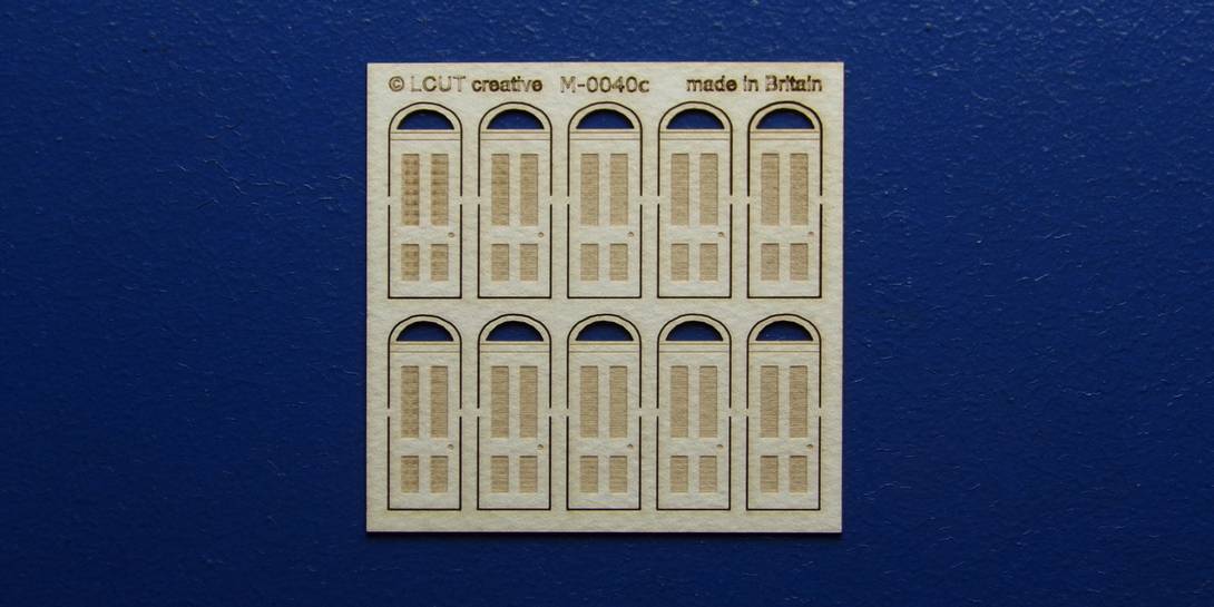 M 00-40c OO gauge kit of 10 single doors with round transom type 1 Kit of 10 single doors with round transom type 1.
